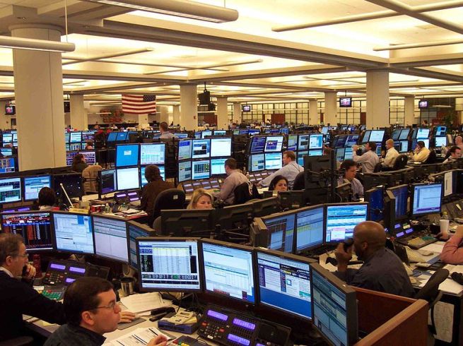 800px-A1_Houston_Office_Oil_Traders_on_Monday
